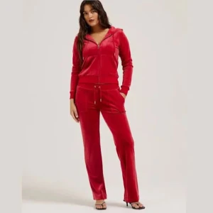 Rött juicy couture sätt - Säljer detta röda juicy couture sättet då det tyvärr inte kommer till användning. Det är i bra skick och är i storlek : byxor xxs och tröjan är i xs. Byxorna har tappat sin metall bit på snörena men det är inga andra defekter. Pris kan diskuteras!