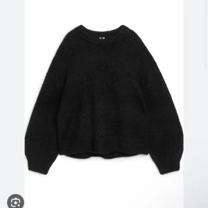 Svart stickad tröja - Mysig svart stickad tröja med rund hals och långa ärmar. Perfekt för kyliga dagar och enkel att matcha med olika outfits.