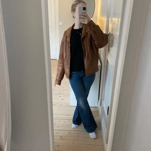 Brun skinnjacka - Super snygg vintage skinnjacka, som tyvär inte kommer till användning. Pris kan diskuteras🙌🏻