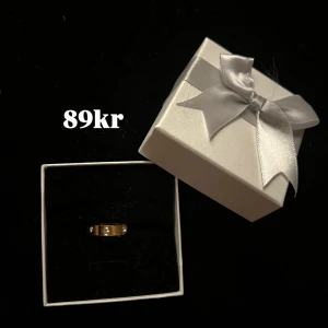 Guldig cartier likande ring  - Storlek XS. Frakt 22kr💕