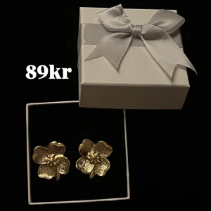Guldiga blom örhängen  - Finns även i silver. Frakt 22kr💕