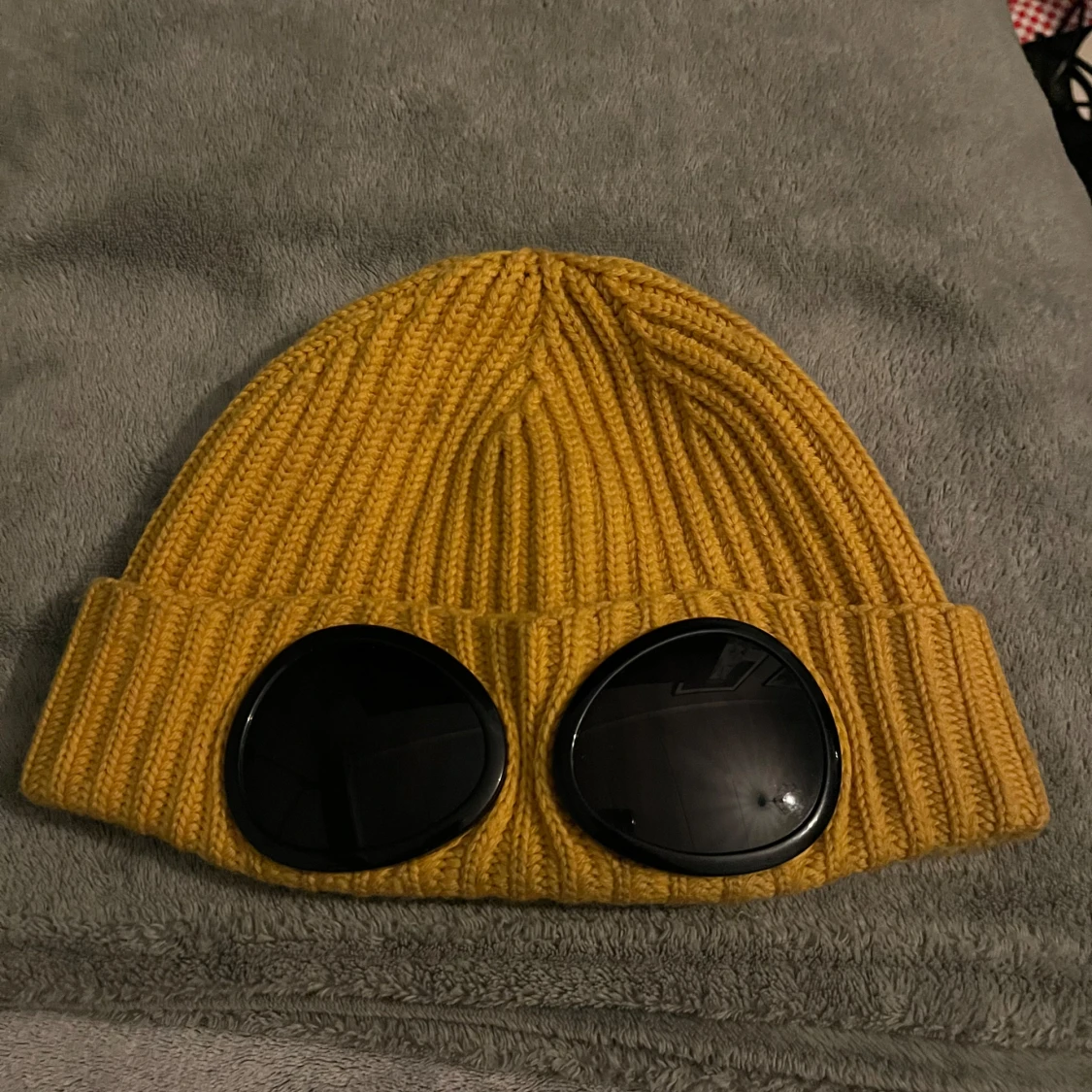 Gul stickad mössa från C.P. Company