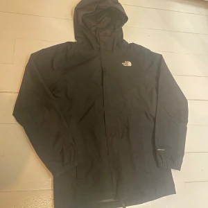 The north face windbreaker  - En snygg windbreaker från The north face i bra skick. Storlek S