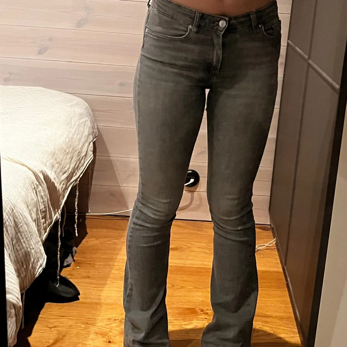 Grå bootcut jeans från ONLY