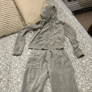 Juicy Couture set - Fint skick! Båda delarna är i storlek S. Den silvriga ”detaljen” är borta på ett av snörena på tröjan!