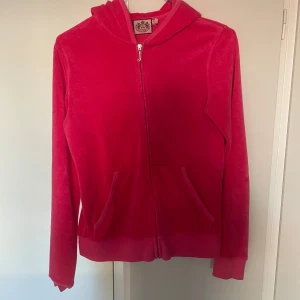 Rosa hoodie från Juicy Couture - En snygg rosa tröja från Juicy Couture. Den är köpt på Raglady. Den är i storlek L för barn, men passar bra på mig som har storlek XS/S. Den är i mycket bra skick! Jag säljer en till Juicy-tröja i min profil! Priset går alltid att diskutera. Hör av er vid fler frågor/ funderingar!💖