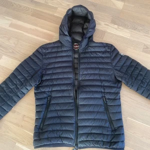 Svart pufferjacka från Colmar - Säljer en snygg svart pufferjacka från Colmar. Jackan har en quiltad design med dragkedja framtill och två praktiska fickor med dragkedjor. Perfekt för kyliga dagar med sin stilrena look och varma känsla. 🖤8/10 skick, inga skavanker men tecken på användning finns. Kan gå ner i pris vid snabb affär!