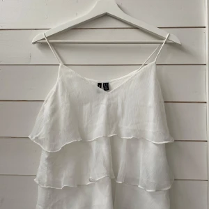 Vit topp från vero moda - En söt vit topp som passar perfekt till sommaren. Den är aldrig använd.