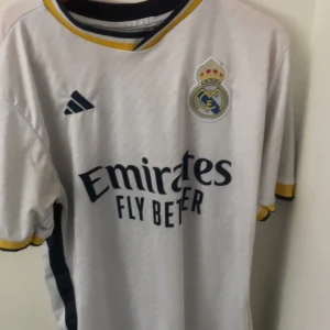Real Madrid T-shirt  - Säljer min vita real Madrid T-shirt 