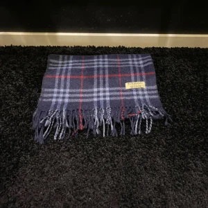  Burberry scarf  - .