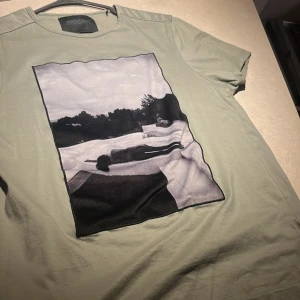 Limitato T-shirt - Tjena,säljer denna riktigt snygga limitato tishan i strl S tröjan är i perfekt skick och sitter perfekt tveka inte på att skriva 