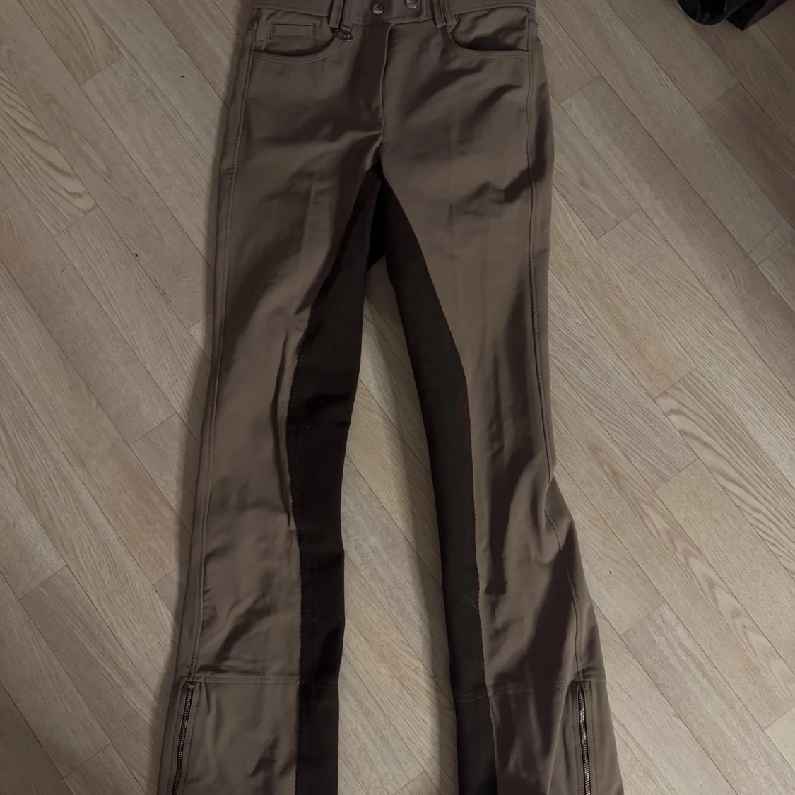 Bruna ridbyxor med dragkedja bootcut