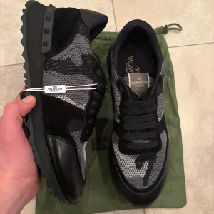 Valentino Rockrunner Nero Stone - Valentino Rockrunner Sneakers | Nytt skick | Priset går att diskutera vid snabb affär | Kvitto samt dustbag finns | INGA BYTEN | Fraktar spårbart inom samma dag! 