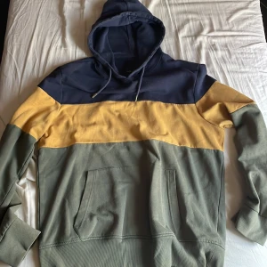 Grå hoodie med fjärilar - Säljer en grå hoodie med dragkedja och tryck av fjärilar på sidan. Perfekt för en avslappnad stil och bekväm att bära. Hör av dig vid intresse! 🦋