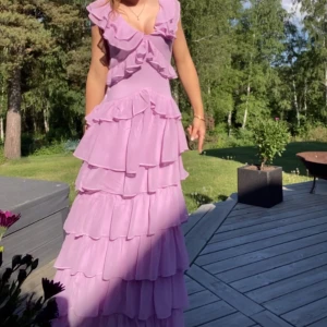 Ljusrosa volangklänning - Superfin volangklänning till exempel balen, endast använd en gång💗💗storlek 38 men passar även 36/34