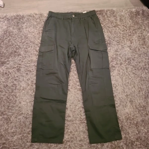 Gröna cargobyxor från Vailent - Avslappnad passform, mörkgrön färg, praktiska fickor och raka i formen