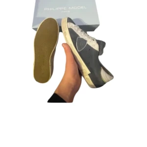 Philippe Model sneakers i blått och vitt - Snygga Philippe Model sneakers i blått och vitt med klassisk snörning. Skorna har en stilren design med märkets logotyp på sidan. Perfekta för en avslappnad och trendig look.