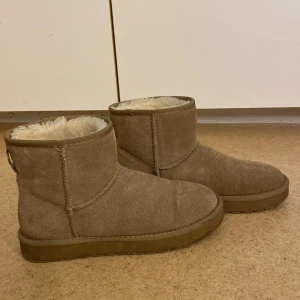 Ugg  - Beiga uggs, knappt använda, snabbt köp prioriteras- pris kan diskuteras 