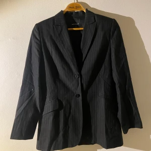 Svart randig kavaj - Figursydd kavaj 