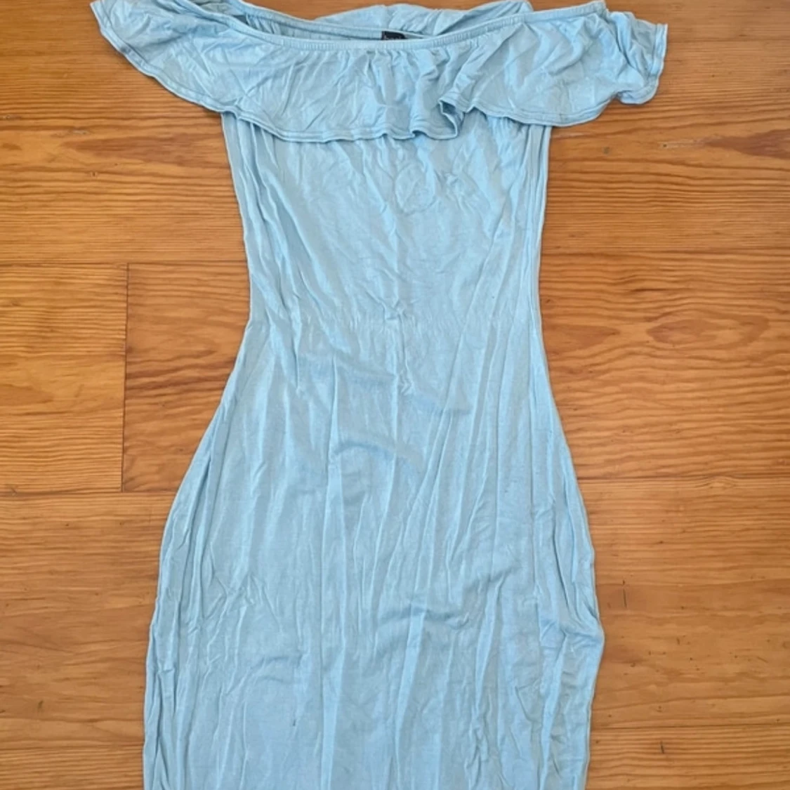 Ljusblå offshoulder klänning