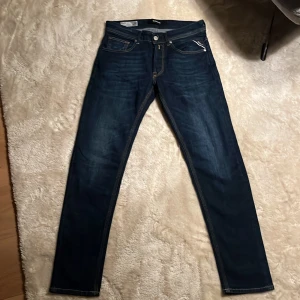 Mörkblå jeans från Replay  - Tja! Säljer nu mina jeans från replay då dom tyvärr inte passar mig längre. Använda 1 gång så riktigt fräscha och bra skick 