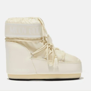 Beige Moon Boots - Säljer ett par stilrena beigea Moon Boots i Storlek 39/41 men passar mig som vanligtvis har 38 i skostorlek. Skorna är enbart testade hemma och helt nya, utan prislapp. Påsen till skorna medföljer. Skriv för mer bilder! Nypris: 2099 kr