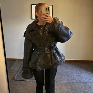 Svart skinnjacka med pälsdetaljer från Adoore - Jacka från adoore i storlek S. inga defekter. Slutsåld. 
