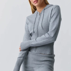 Grå ribbad hoodie - Snygg grå hoodie med dragkedja och ribbade detaljer. Tröjan har en åtsittande passform och långa ärmar. Helt ny från gina tricot (nypris 360kr)🥰