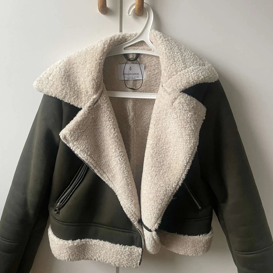 Olivgrön jacka med teddyfoder från Stradivarius - 2