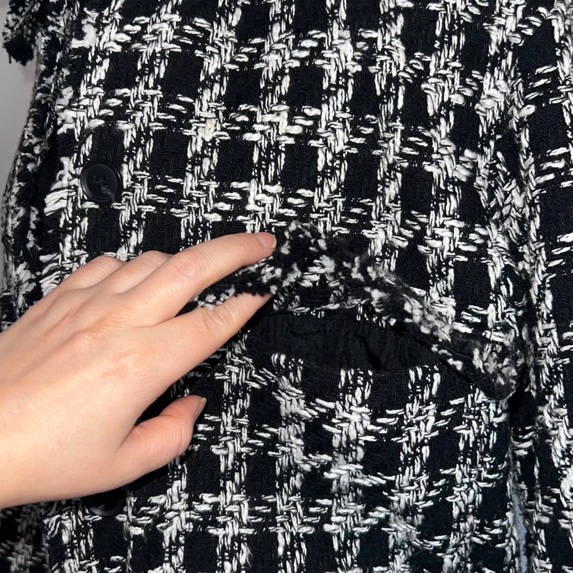 Svartvit rutig kort kappa - 1