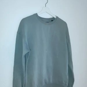 Grå sweatshirt från Jack & Jones - Säljer en stilren grå sweatshirt från Jack & Jones. Tröjan har en klassisk design med rund hals och långa ärmar. Perfekt för en avslappnad look.