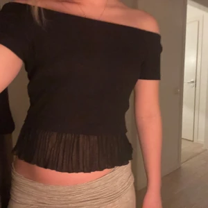 Svart offshoulder topp från Zara - Snygg svart offshoulder topp från Zara. Använd 1 gång. Pris kan diskuteras 💞