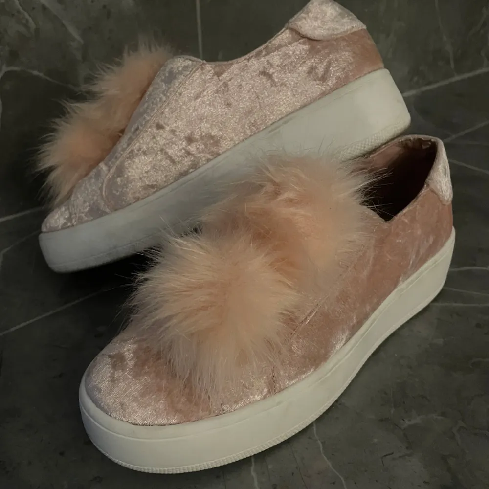 Gulliga rosa sneakers från Steve Madden i storlek 38, fint skick💓💓använd gärna köp nu🫶🏼💗. Kengät.