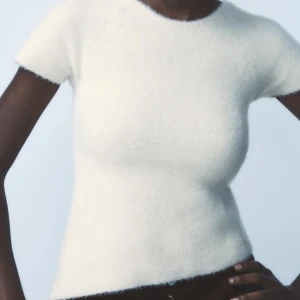 Vit kortärmad topp med öppen rygg - Säljer en stilren vit topp med korta ärmar och en unik öppen ryggdesign med snörning. Perfekt för en trendig look. Nypris:300. Har etikett kvar! Aldrig använt, pris går o diskutera vid snabb affär😆💖