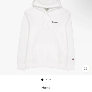  Champion Hoodie - Säljer en vit hoodie från Champion då den ej kommer till användning. Köptes för 700kr, säljer för något runt 350kr🤍