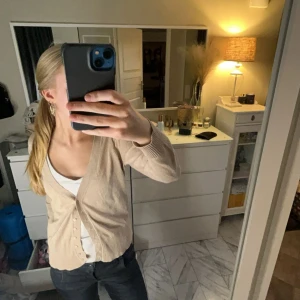 Beige glittrig kofta från Lindex  - Säljer en snygg beige glittrig kofta från Lindex. Koftan har långa ärmar och knappar framtill. Perfekt för att lägga till lite glitter i vardagen. Skriv vid frågor eller intresse💞💞