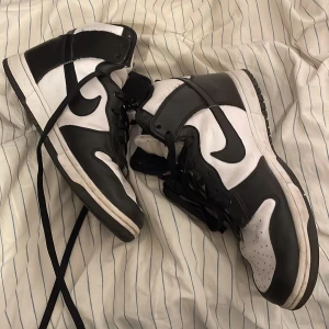 Nike dunk high retro - Svarta snygga Nike dunks. Otroligt fräscha skor att ha om du använder dig av relaxed eller loose jeans då dem sitter ungefär perfekt med dina byxor.   Ganska oanvända och bra skicka.       Original pris : 1600
