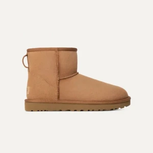 UGG Minis i färgen chestnut - Säljer ett par UGG Minis i storlek 41. De är i färgen chestnut och helt oanvända. Säljer då de är för små på mig. Jag har 40/41 i andra skor så de är alltså små i storlekarna. Det är bara att kontakta vid eventuella frågor :)