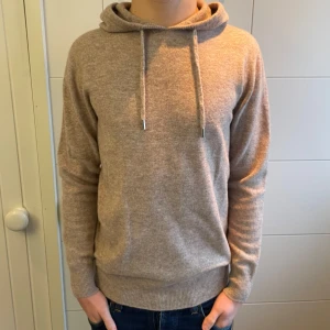 Merinoull Hoodie - En riktigt snygg beige hoodie i 100% Merinoull! Storlek S, modellen är 179 cm lång! Använd max 3 gånger, inga defekter! Hör av dig vid intresse😊
