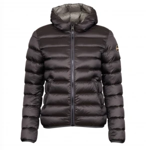 Intressekoll, Colmar Originals - Women's Place Down Jacket - Dunjacka - Snygg svart Colmar Originals - Women's Place Down Jacket - Dunjacka  med luva och dragkedja framtill. Jackan har en quiltad design och är perfekt för kyligare dagar. Den har en normal passform och är långärmad, från såklart skriva priv för ytligare bilder på osv💗(kommer. Inte sänka priset under 1 250) då den e alldeles nyskick o köptes för ca 5 000