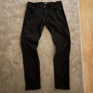 Svarta jeans från Replay - Snygga svarta jeans från Replay, använda max 10 gånger mycket bra skick. Köpta för 1700kr