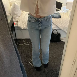 Ljusblå jeans från Zara - Säljer ett par ljusblå jeans från Zara. Mid waist med fyra fickor, två fram två bak