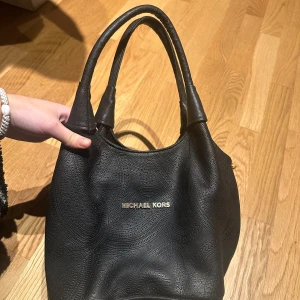 Svart handväska från Michael Kors - Snygg svart handväska från Michael Kors i fint skick. Haft den ett tag skriv för frågor💗