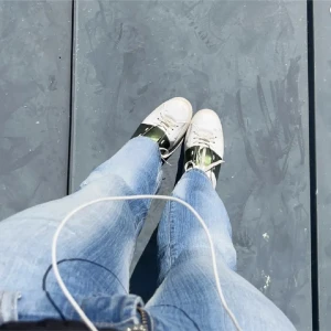 Valentino sneakers i vitt och grönt - Snygga Valentino sneakers i vitt med en grön detalj. Så fina! Äkta. Lite utöjds o smutsiga fram men går och fixa till! Säljer för sv så billigt 🥰🥰