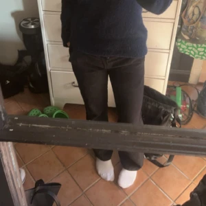 Svarta byxor - Snygga svarta kostymbyxor från bikbok med en klassisk stil. Perfekta för en avslappnad look med sneakers eller för en mer uppklädd stil. Passar bra till olika tillfällen och är ett mångsidigt tillskott i garderoben.