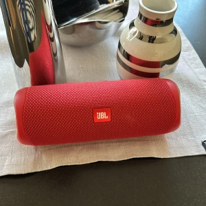 Röd JBL högtalare - Säljer nu min JBL högtalare då jag inte använder den alls. Laddare följs såklart med. fick den i julklapp så inprensip ny. Säljer den för en billig peng, nypris ca 1400kr