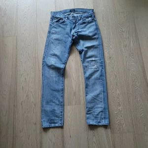Ralph Lauren jeans - Extremt feta Ralph Lauren jeans med sköna slitningar! Superbra skick, inga tecken på användning! Nypris 2000 kr | Strl W30L34 | modellen är 185!