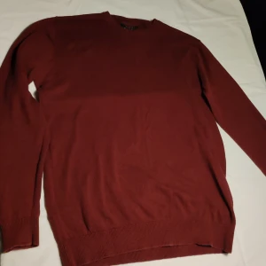 Vinröd tröja från Smog - Säljer en stilren vinröd tröja från Smog i storlek XS. Tröjan har en klassisk design med långa ärmar och rund hals. Perfekt för en avslappnad look.