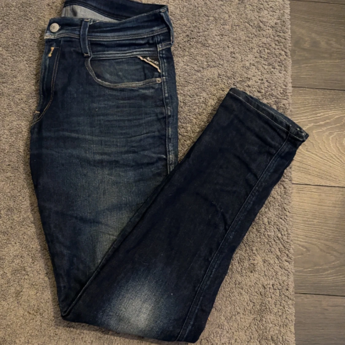 Mörkblå jeansbyxor från Replay - 1