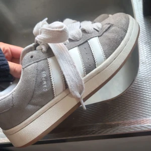 Grå Adidas Campus 00s - Snygga grå Adidas Campus 00s som är i relativt bra kvalité 